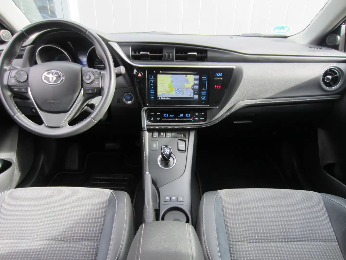 Toyota Auris Touring Sports 1.8 Hybrid Lease pro Trekhaak Navi Zwart - 2