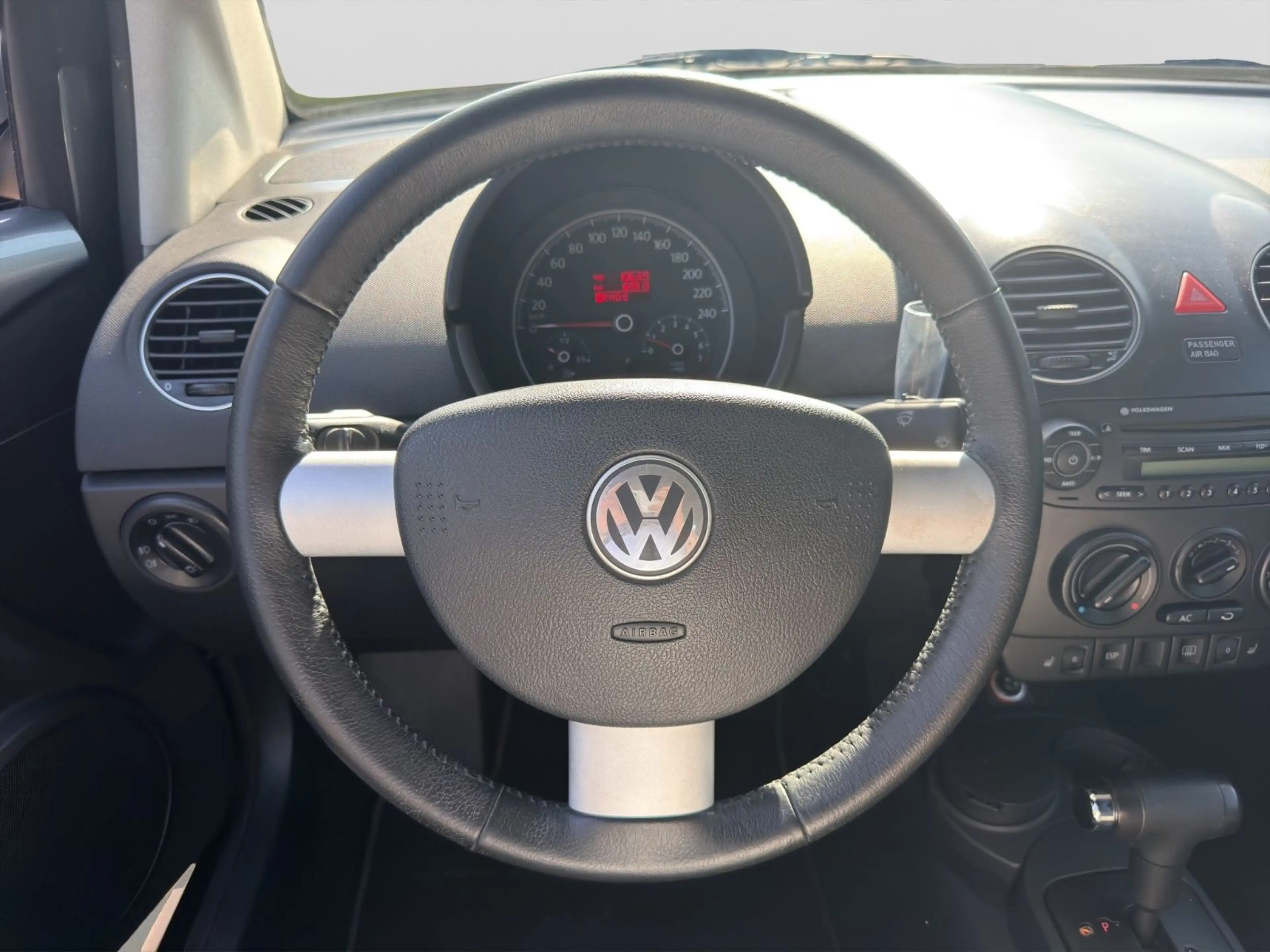 Volkswagen New Beetle Cabriolet 2.0 / Klima / SHZ / — photo 13