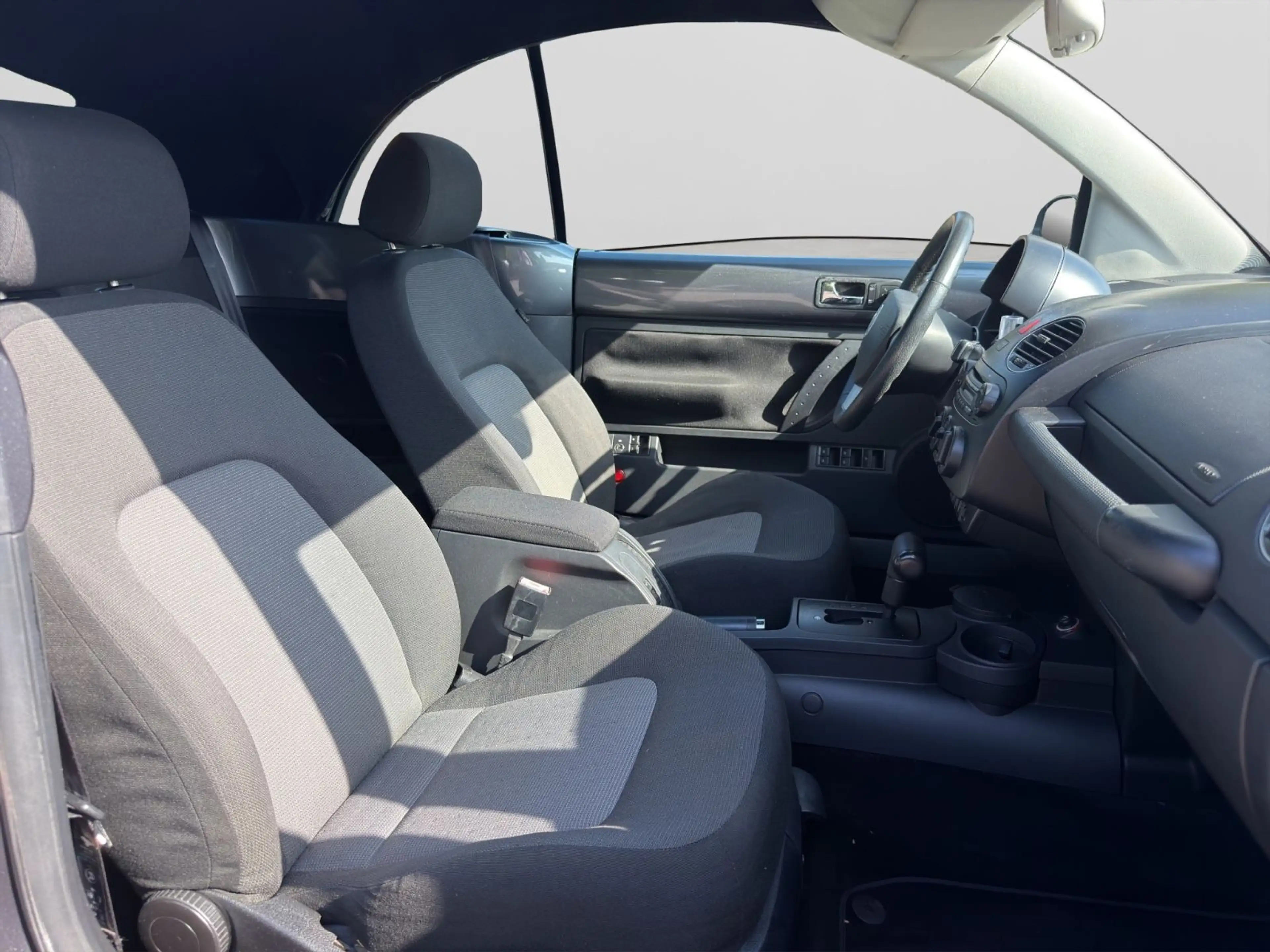 Volkswagen New Beetle Cabriolet 2.0 / Klima / SHZ / — photo 10