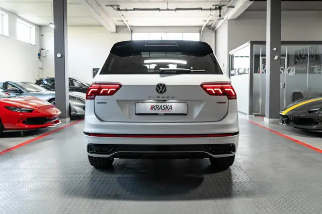 Volkswagen Tiguan Allspace view 8