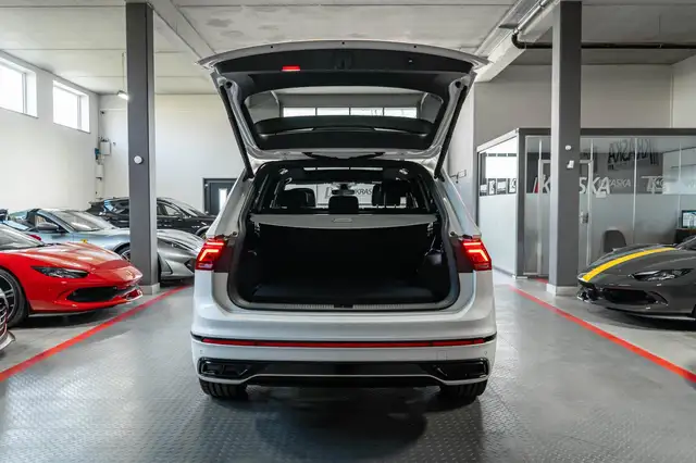Volkswagen Tiguan Allspace view 9