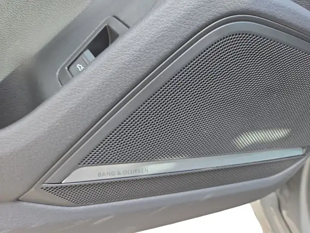 Audi S6 view 11