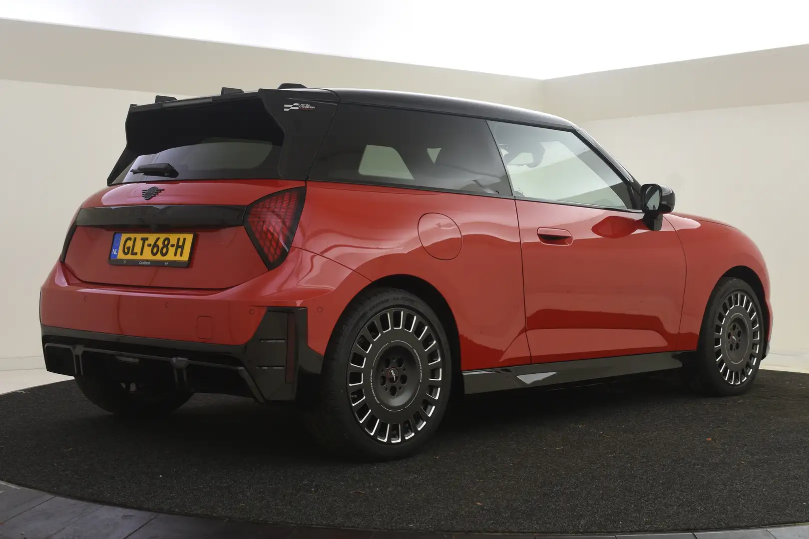 MINI Cooper E Hatchback / JCW / Pakket M / 18 inch JCW Lap Spoke Rot - 2