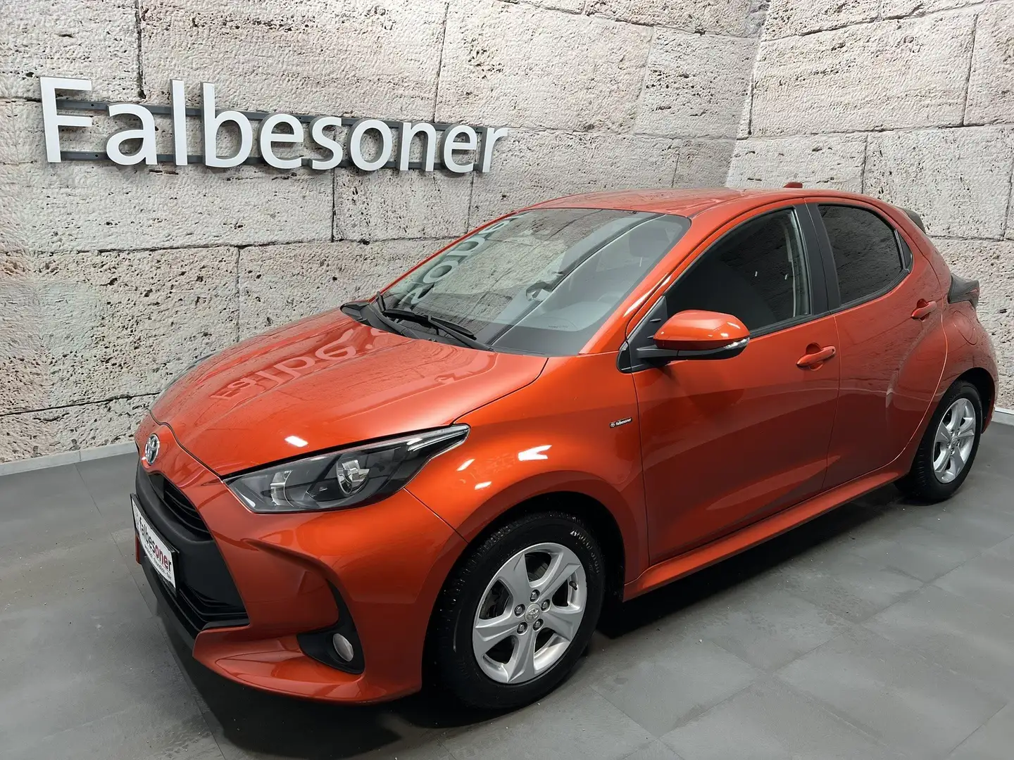Toyota Yaris 1,5 Hybrid Active Drive Orange - 1