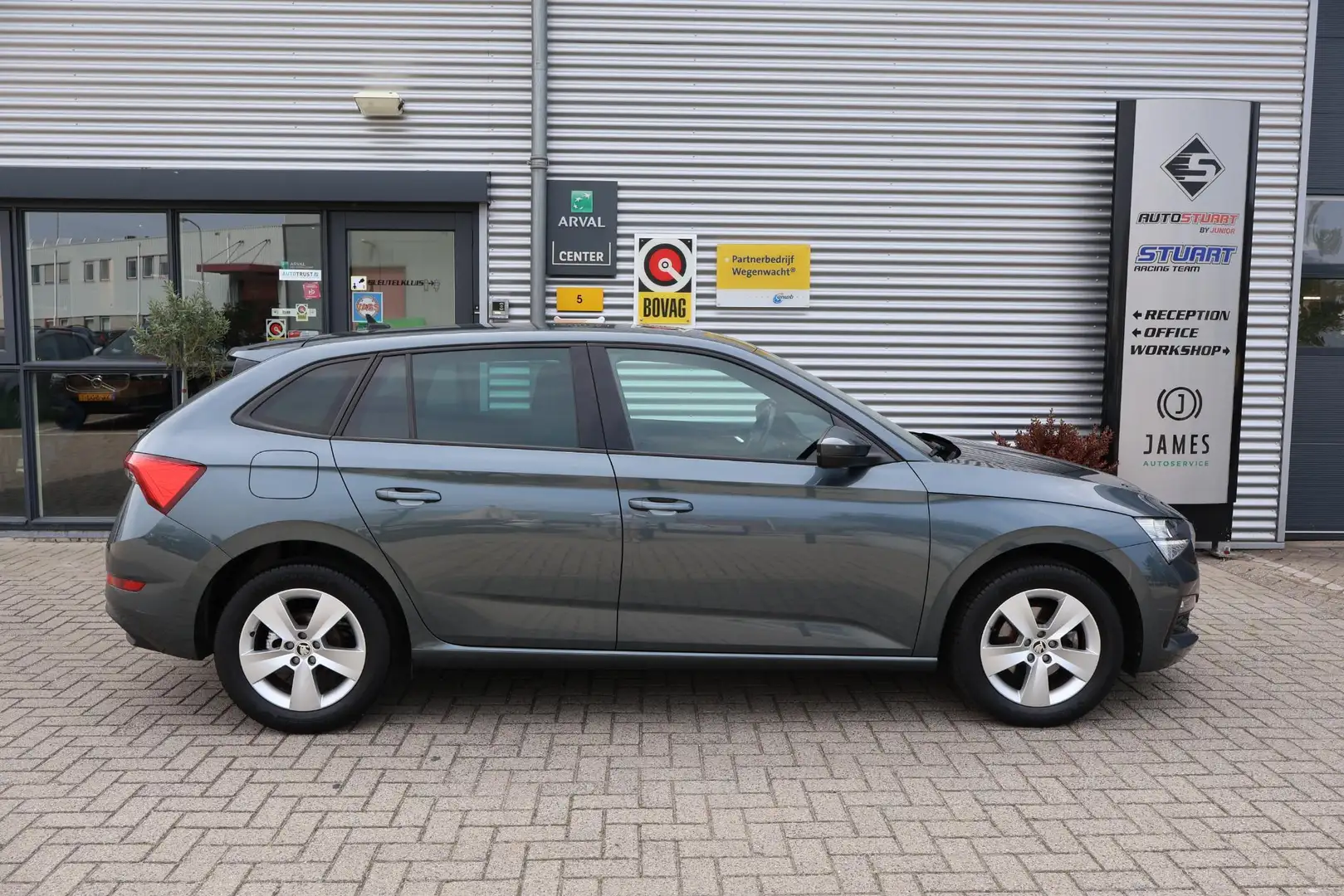 Skoda Scala 1.5 Sport Business NL-Auto | Volledig Onderh. | BT Grijs - 2