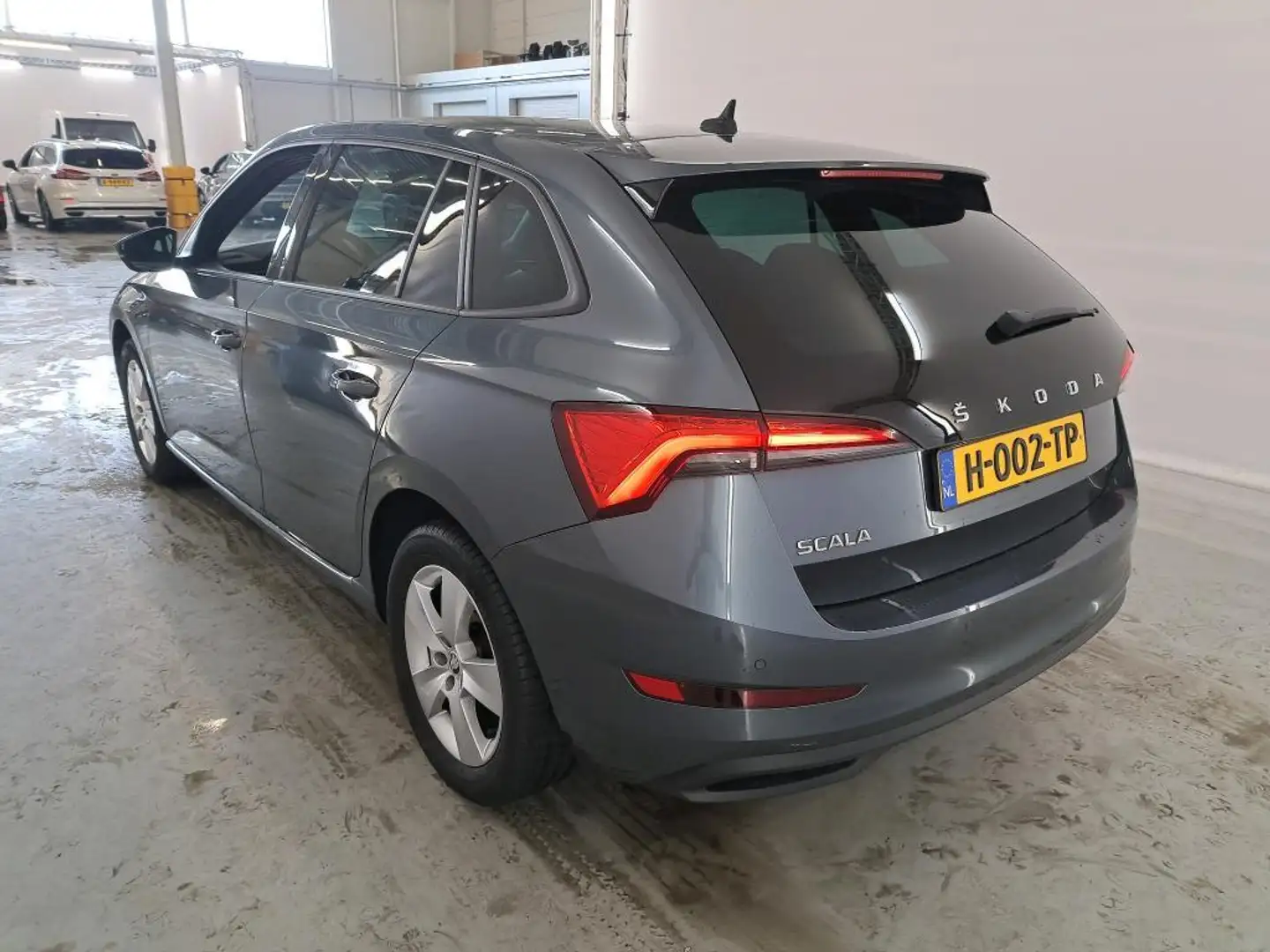 Skoda Scala 1.5 TSI Sport Business Klapbare Trekhaak | Carplay Grijs - 2