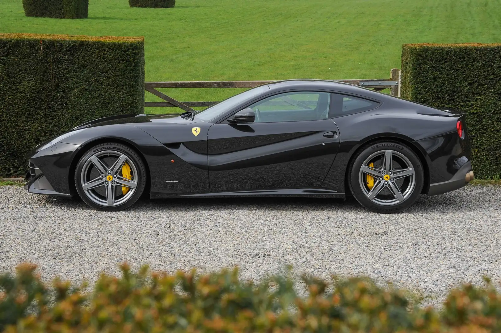 Ferrari F12 Berlinetta / New/ Full service history/ Collector Nero - 1
