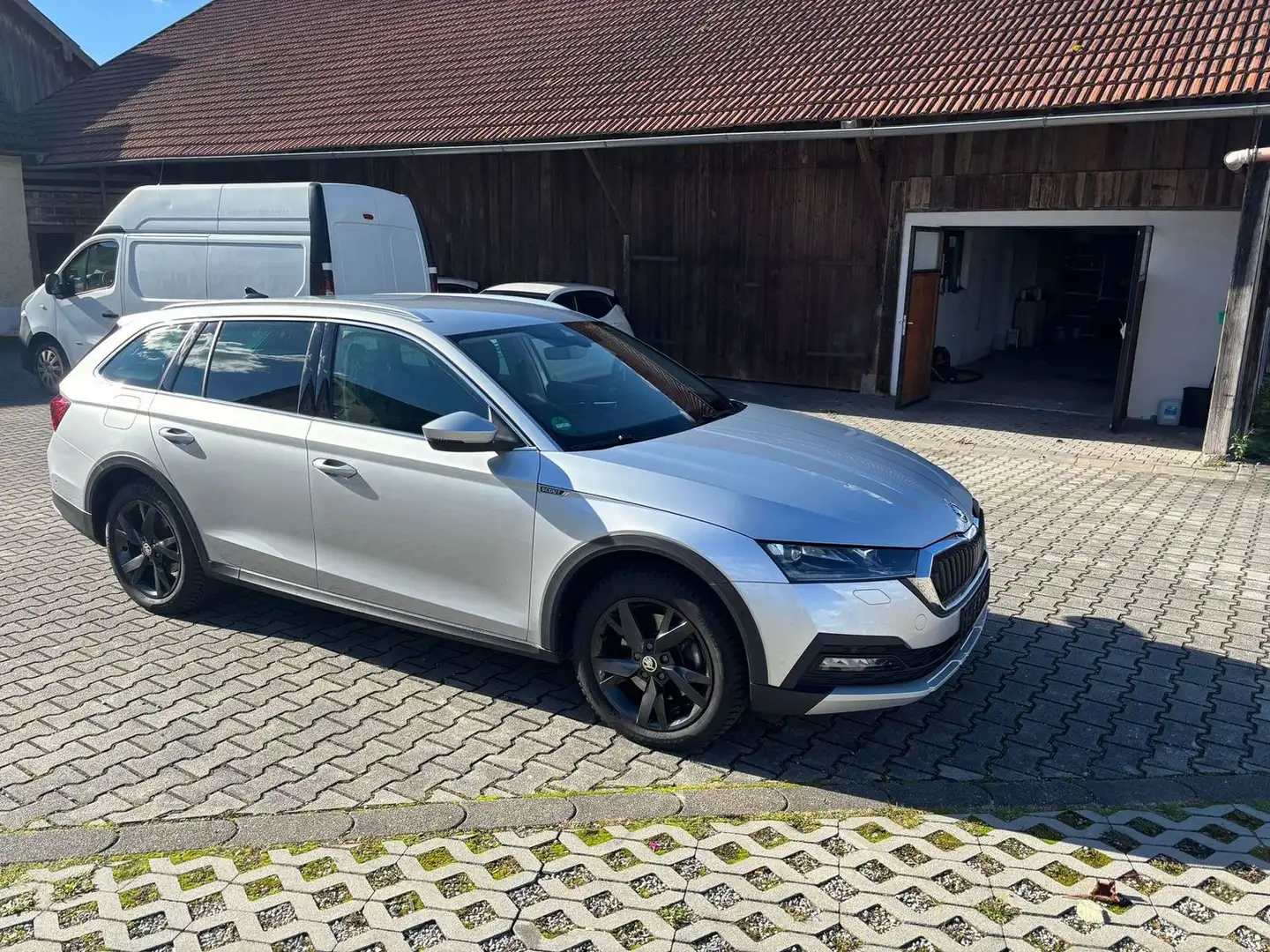 Skoda Octavia Scout 4x4++TOP++Allrad,Automatik,LED++ Silber - 1