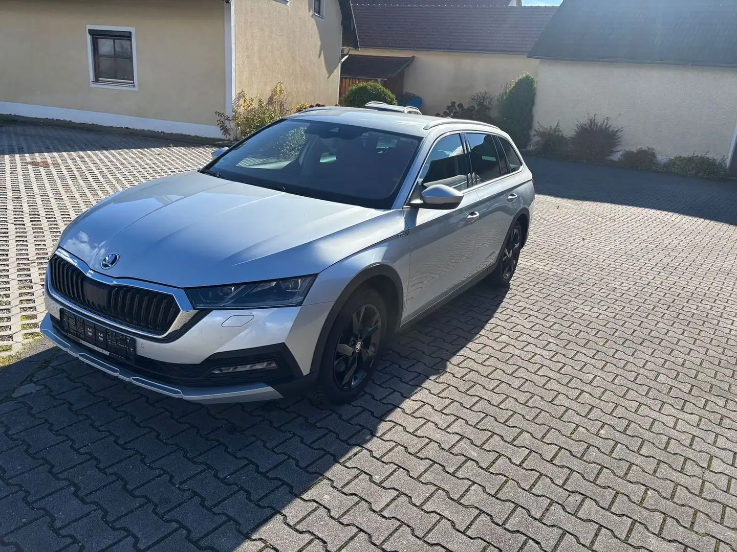 Skoda Octavia Scout 4x4++TOP++Allrad,Automatik,LED++ Silber - 2