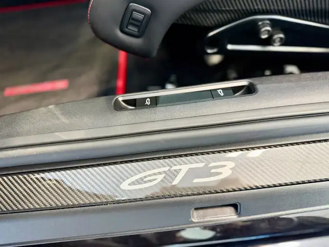 Porsche 911 view 9