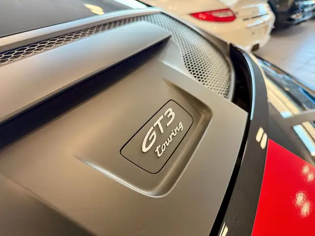 Porsche 911 view 8