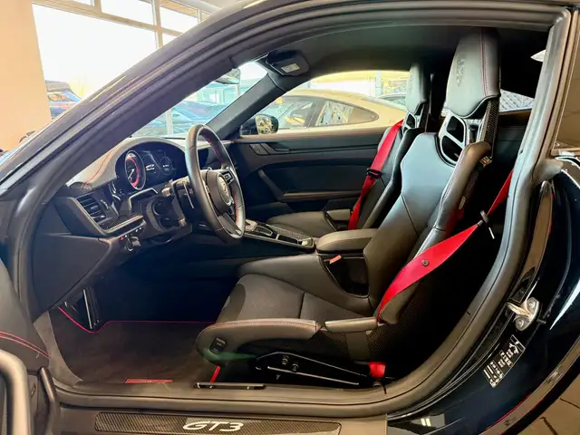 Porsche 911 view 11
