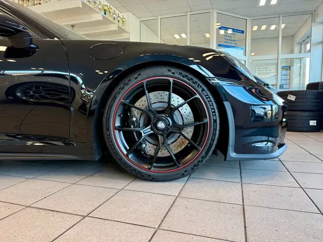 Porsche 911 view 7