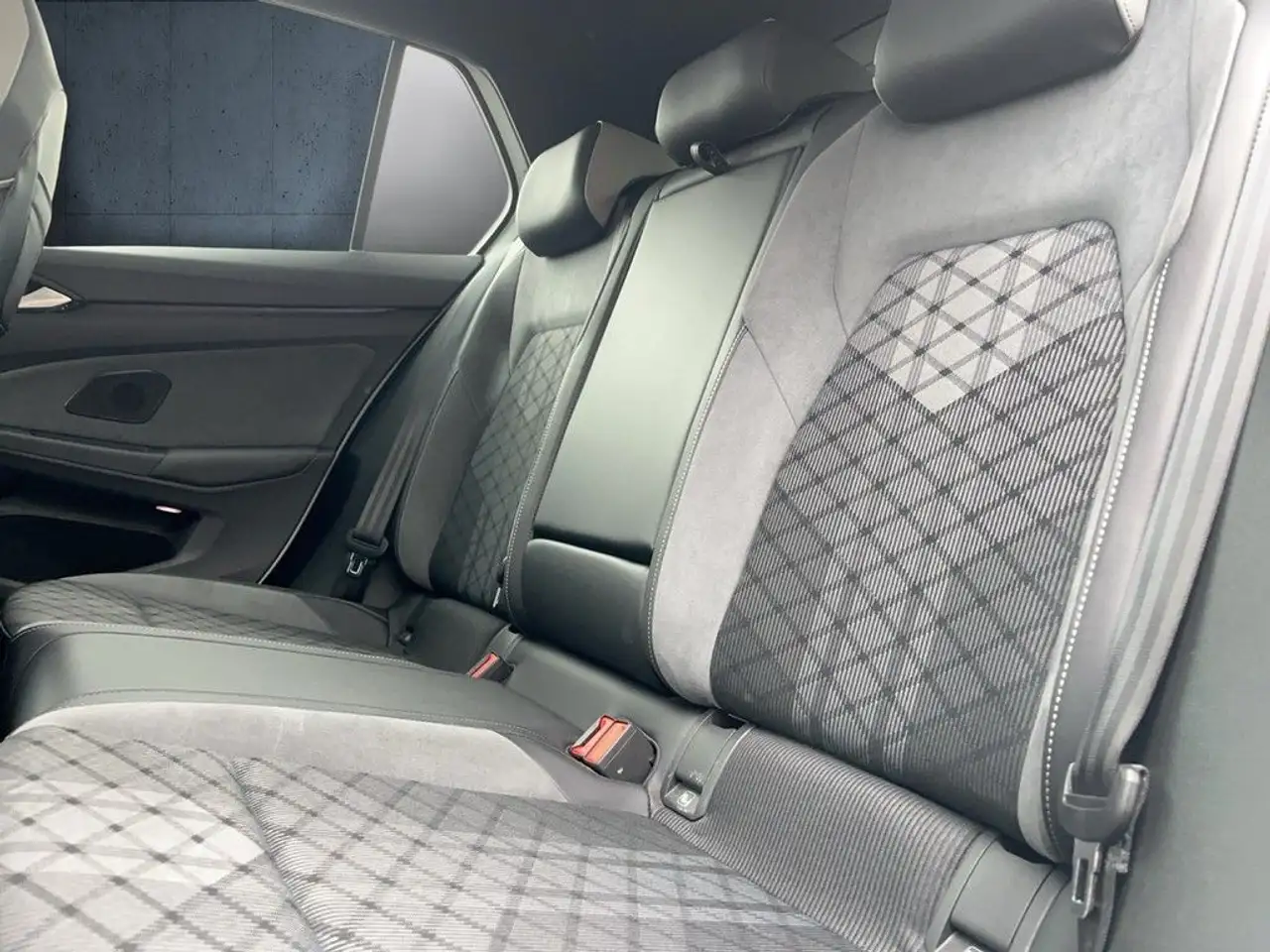 Volkswagen Golf 1.5 eTSI DSG R-Line Navi AHK Pano 14