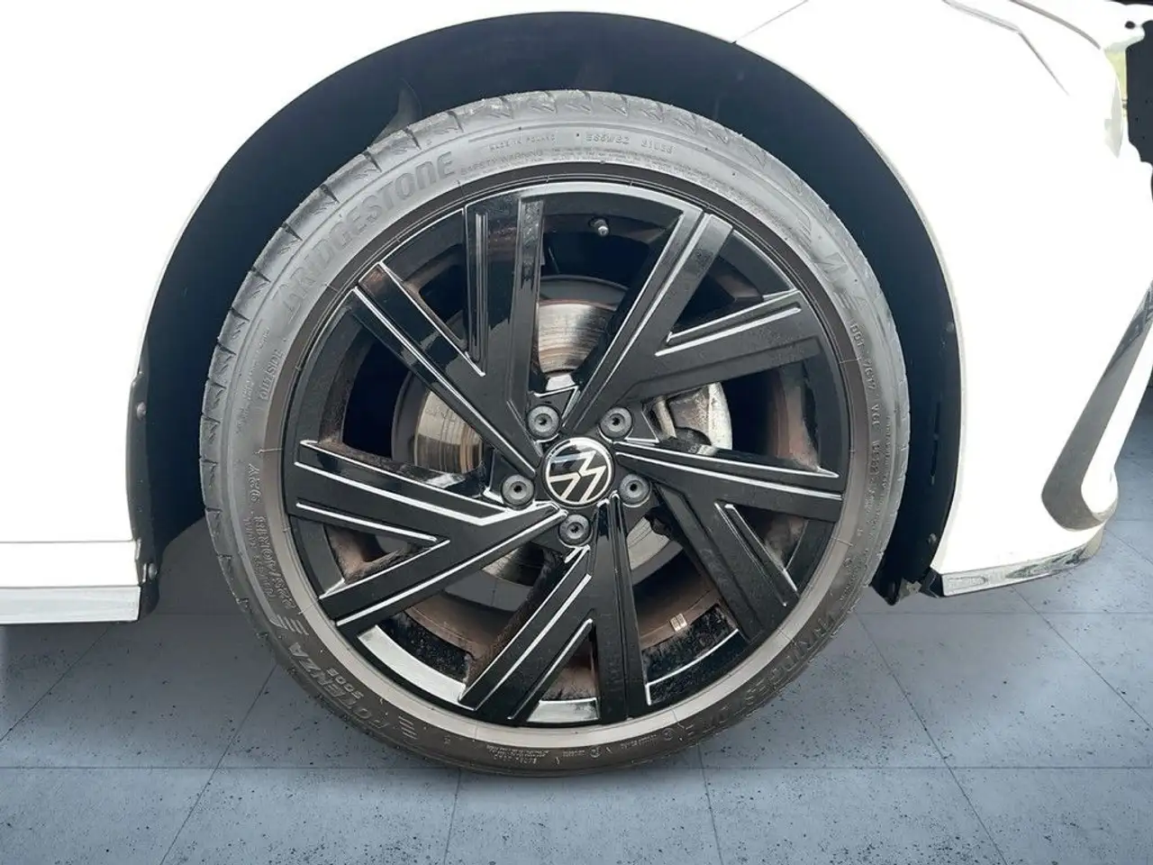 Volkswagen Golf 1.5 eTSI DSG R-Line Navi AHK Pano 9
