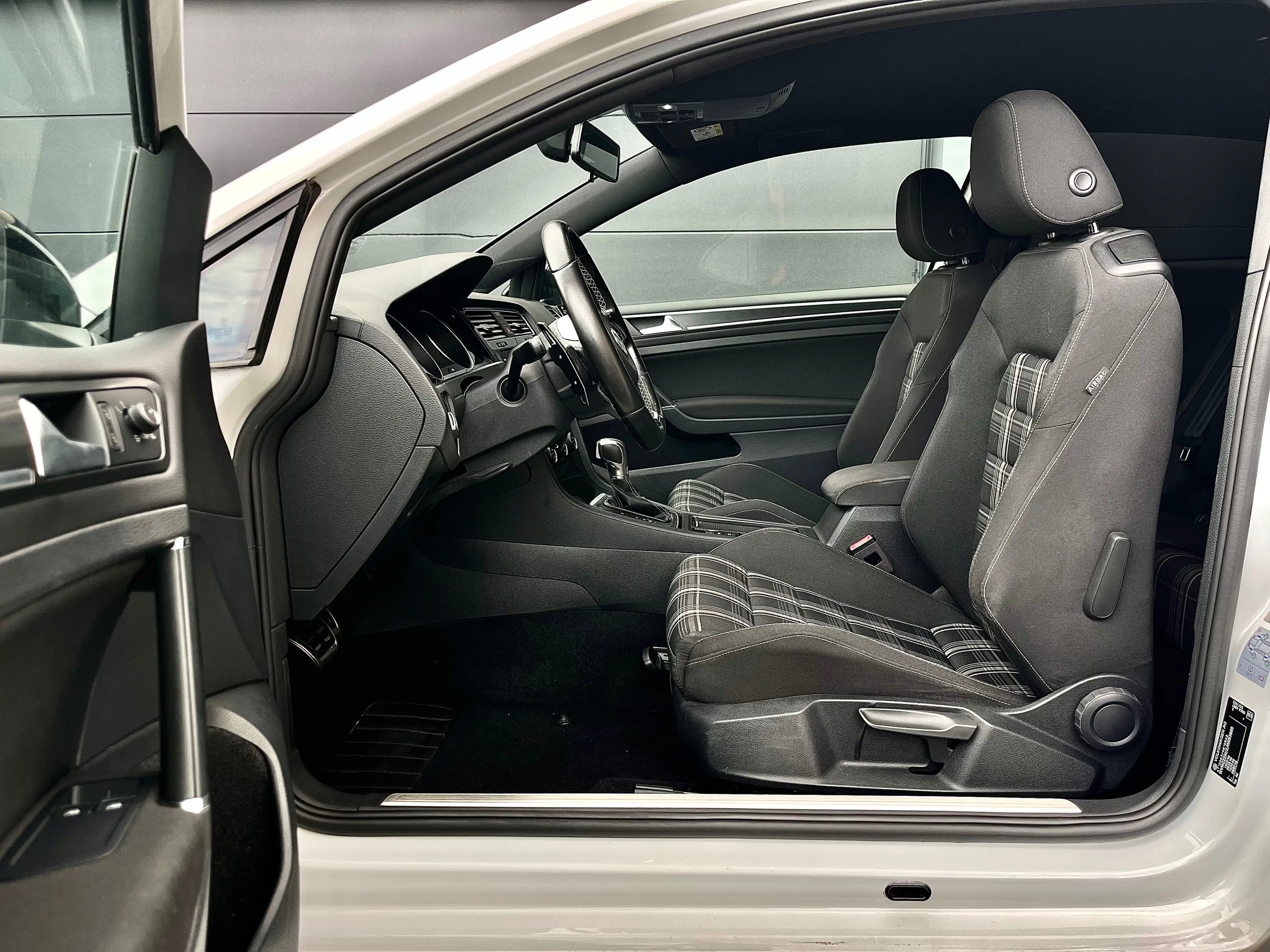 Volkswagen Golf GTD 2.0 CR TDi BMT DSG — photo 12