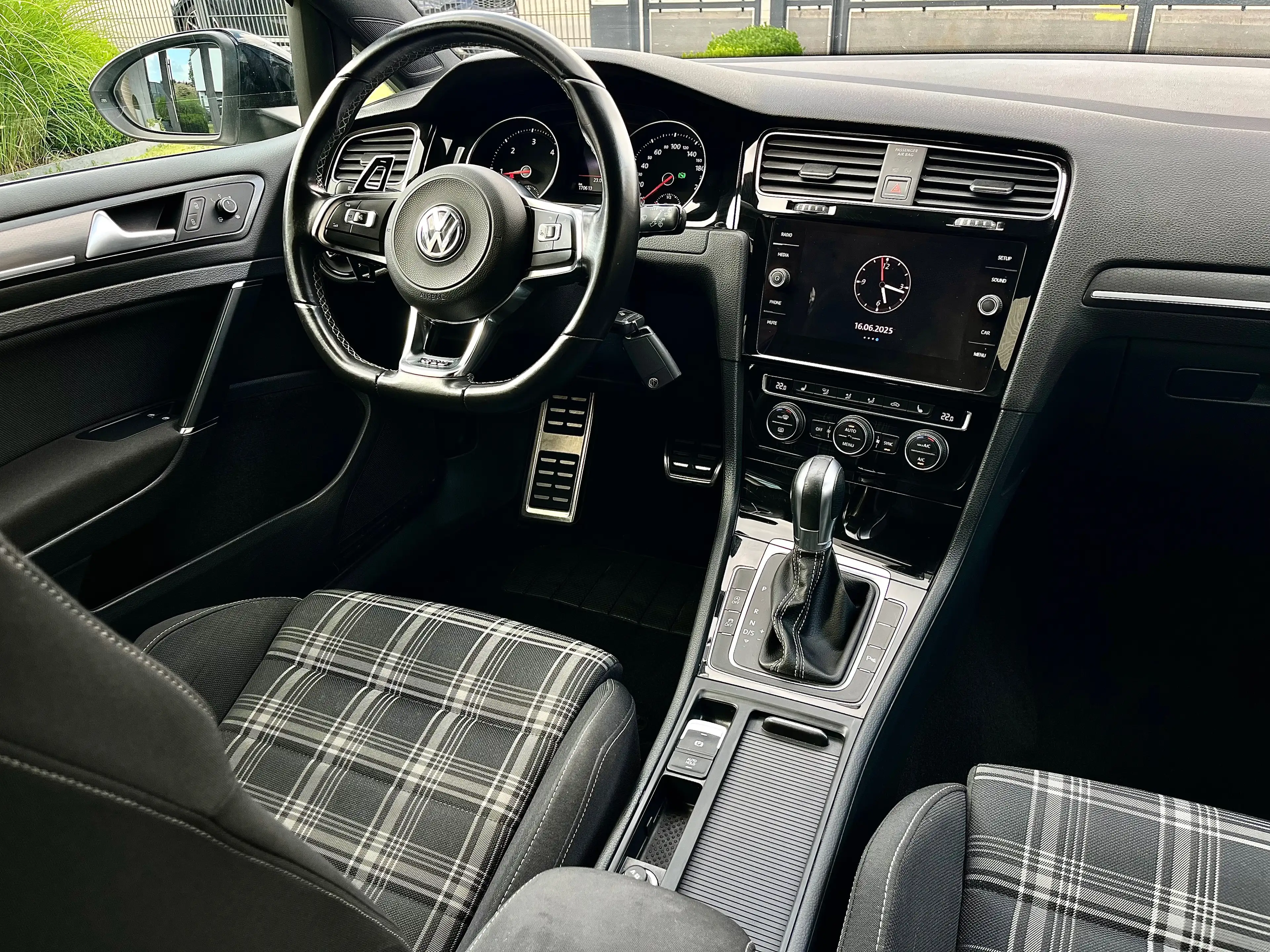 Volkswagen Golf GTD 2.0 CR TDi BMT DSG — photo 15