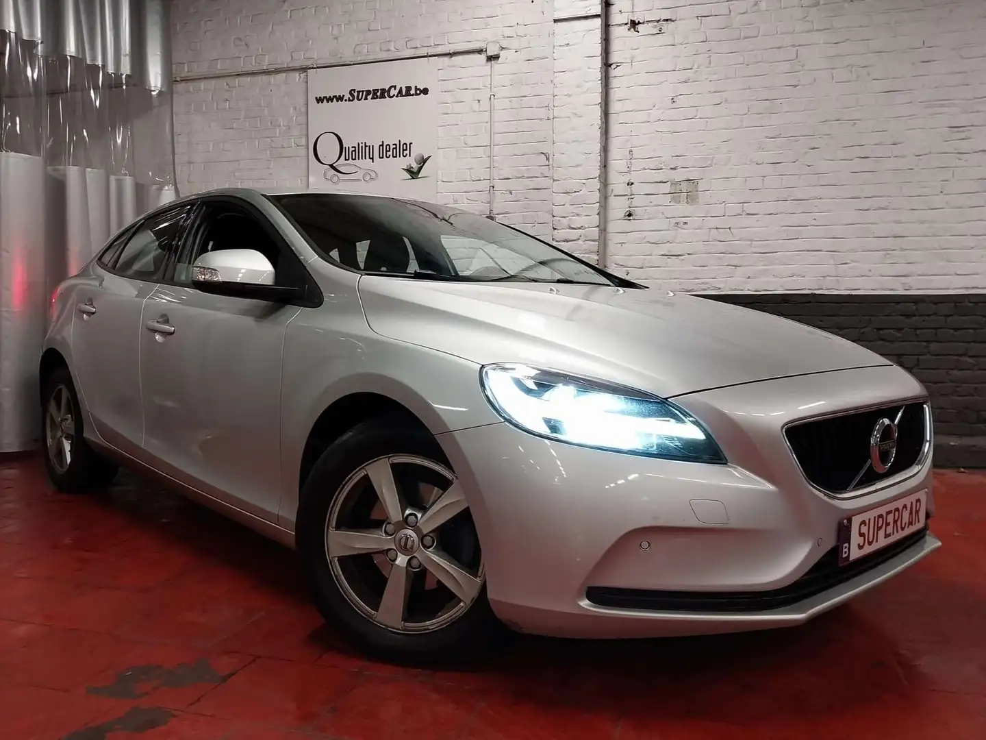 Volvo V40 V40 2.0 D2 Kinetic * BLTH * CAPT AV/AR* 212 X 48M* Argent - 1