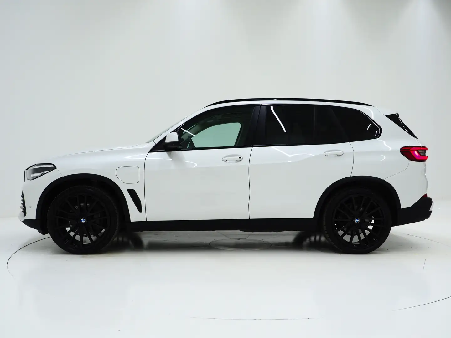 BMW X5 xDrive45e Full Black | Panoramadak | Luchtvering | Wit - 2