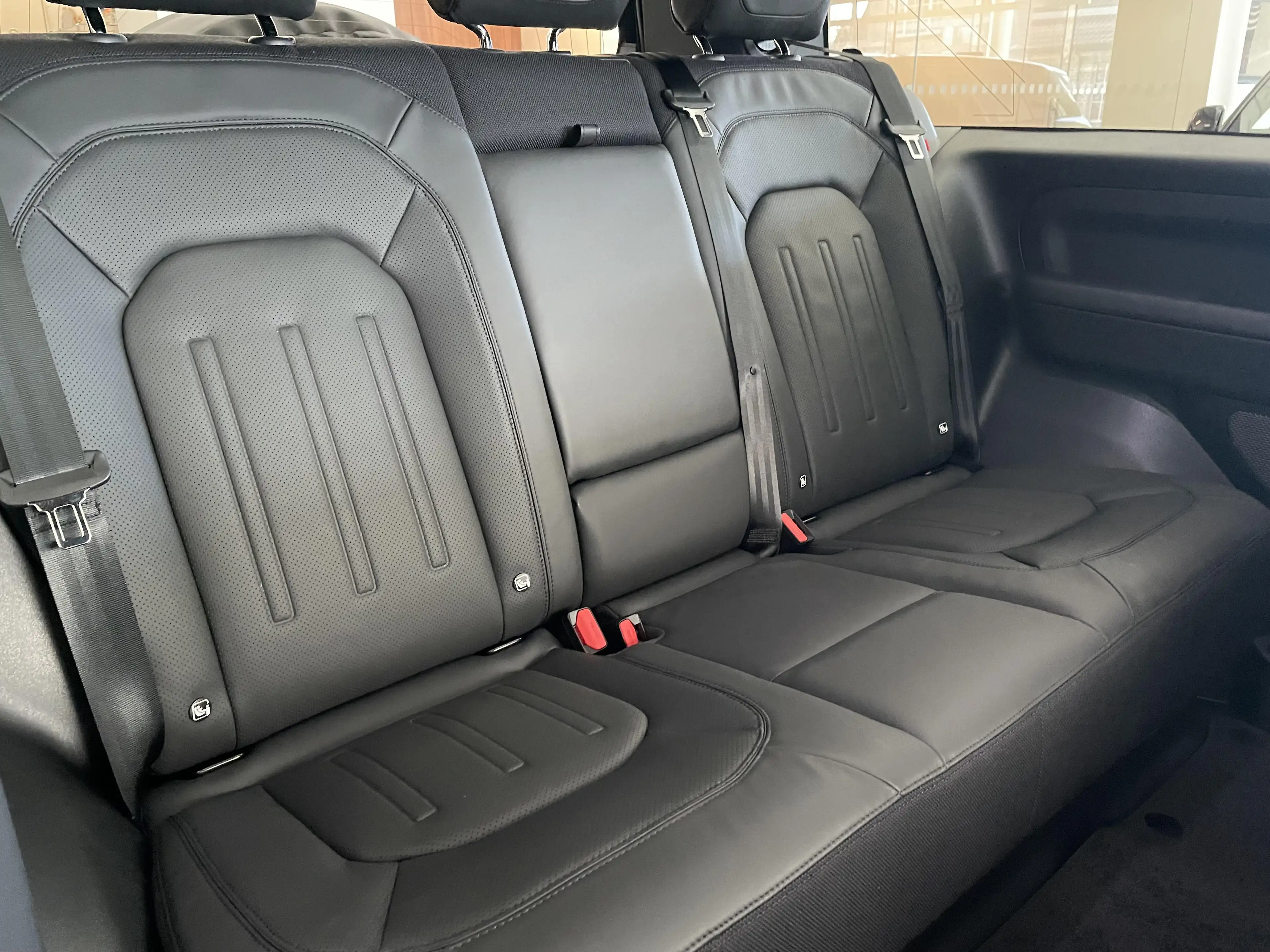 Land Rover Defender 90 D300 X DIRECT BESCHIKBAAR — photo 5