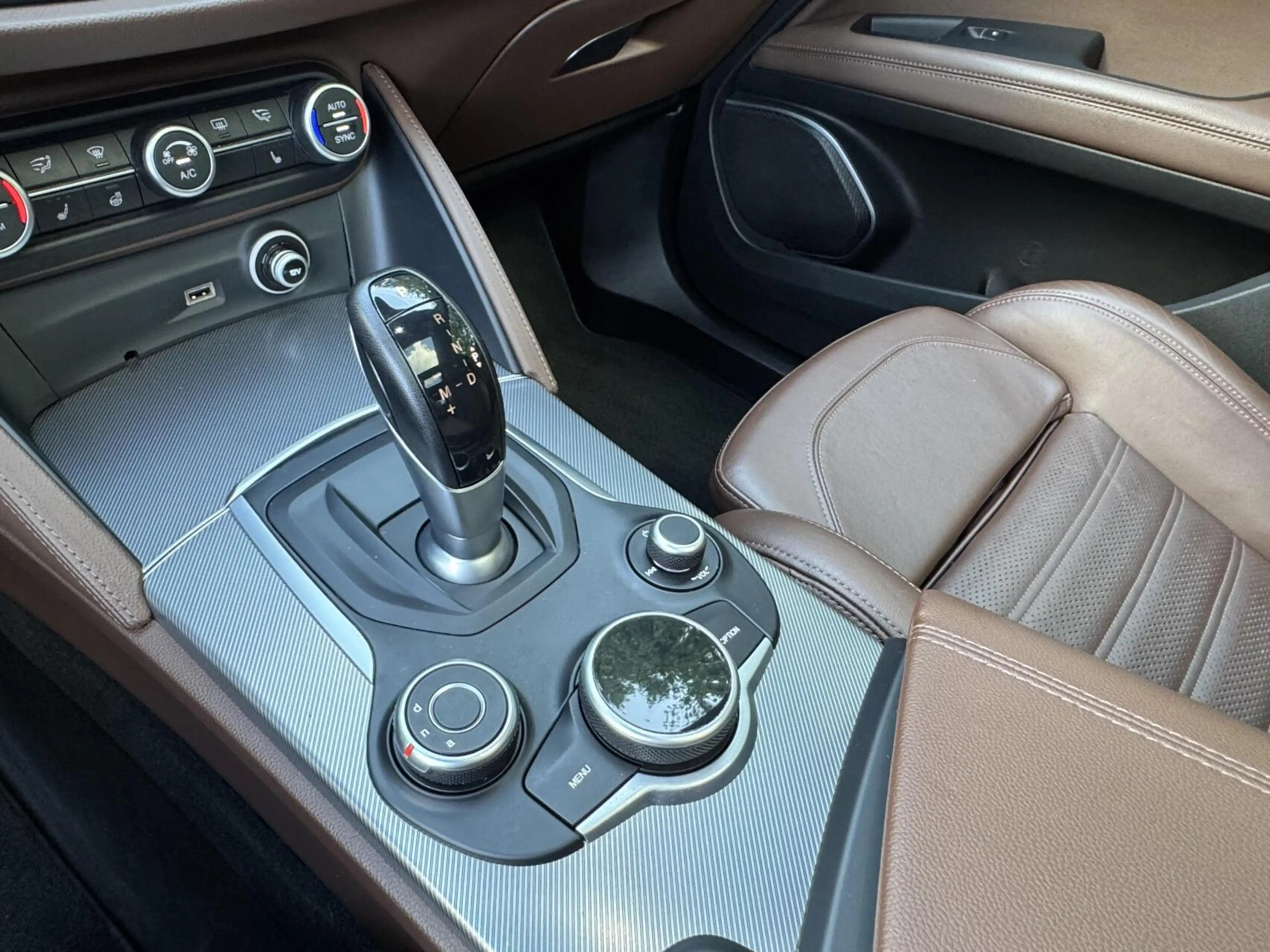 Alfa Romeo Stelvio 2.0t Q4 Veloce, pano, Harman Kardon, 20" — photo 12