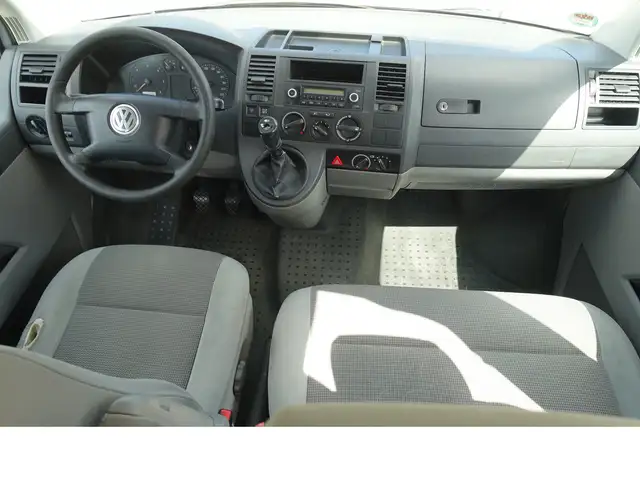 Volkswagen Transporter view 11