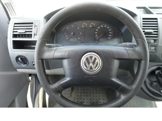 Volkswagen Transporter view 13