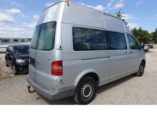 Volkswagen Transporter view 4