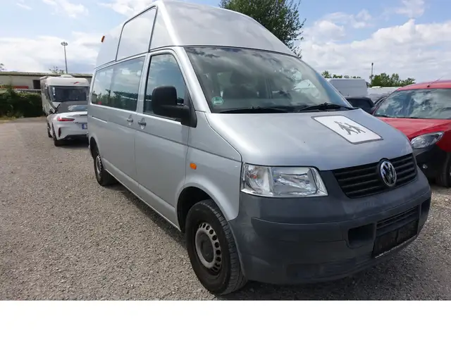Volkswagen Transporter view 3