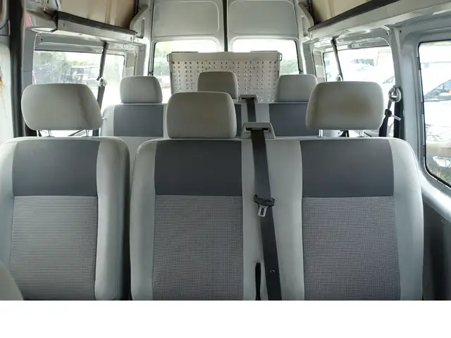 Volkswagen Transporter view 7