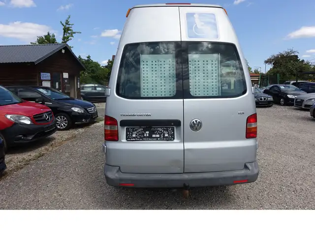 Volkswagen Transporter view 5
