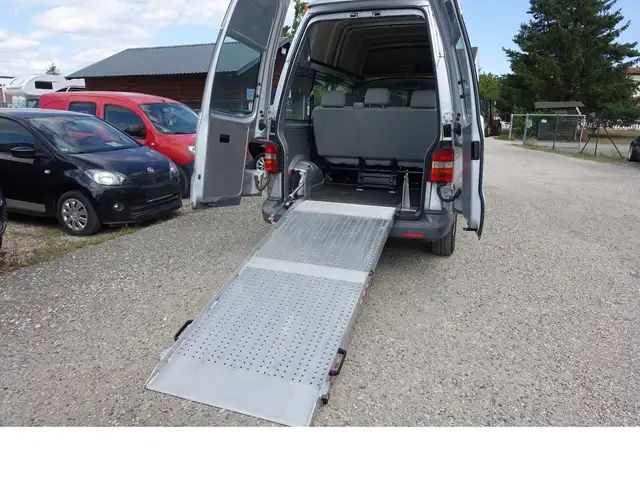 Volkswagen Transporter view 8