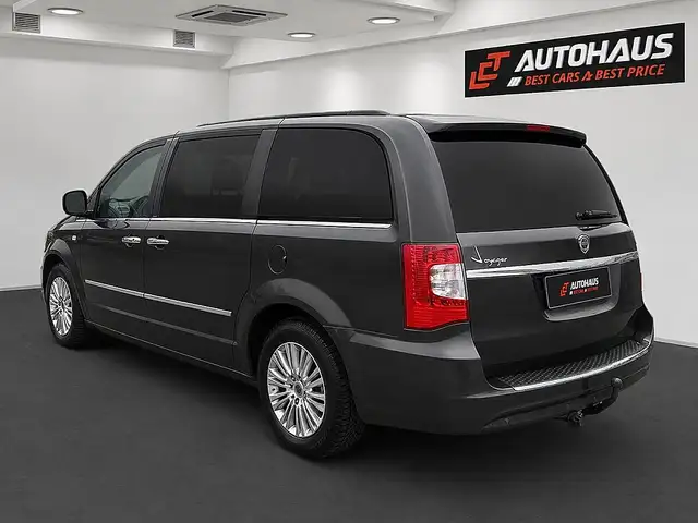 Lancia Voyager view 3