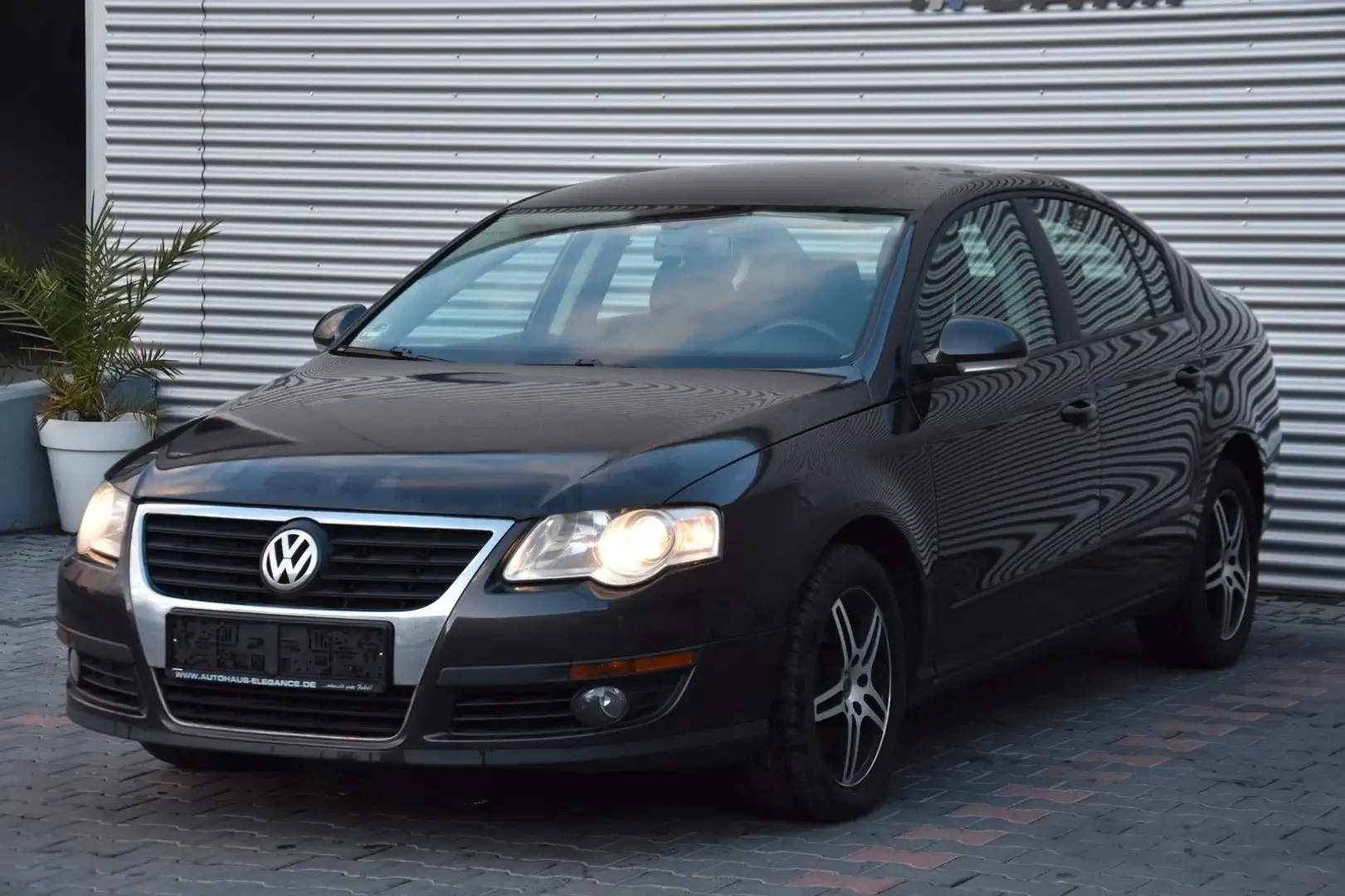 Volkswagen Passat Lim. Trendline 1.4TSI SITZHEIZUNG KLIMAAU Grijs - 1