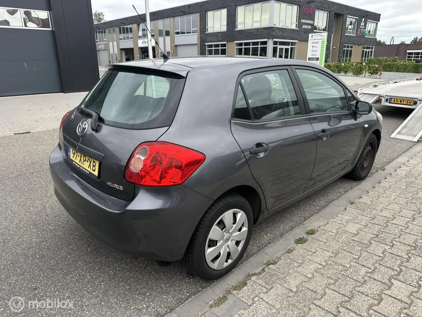 Toyota Auris 1.4-16V Sol km 147957 nap Grijs - 2