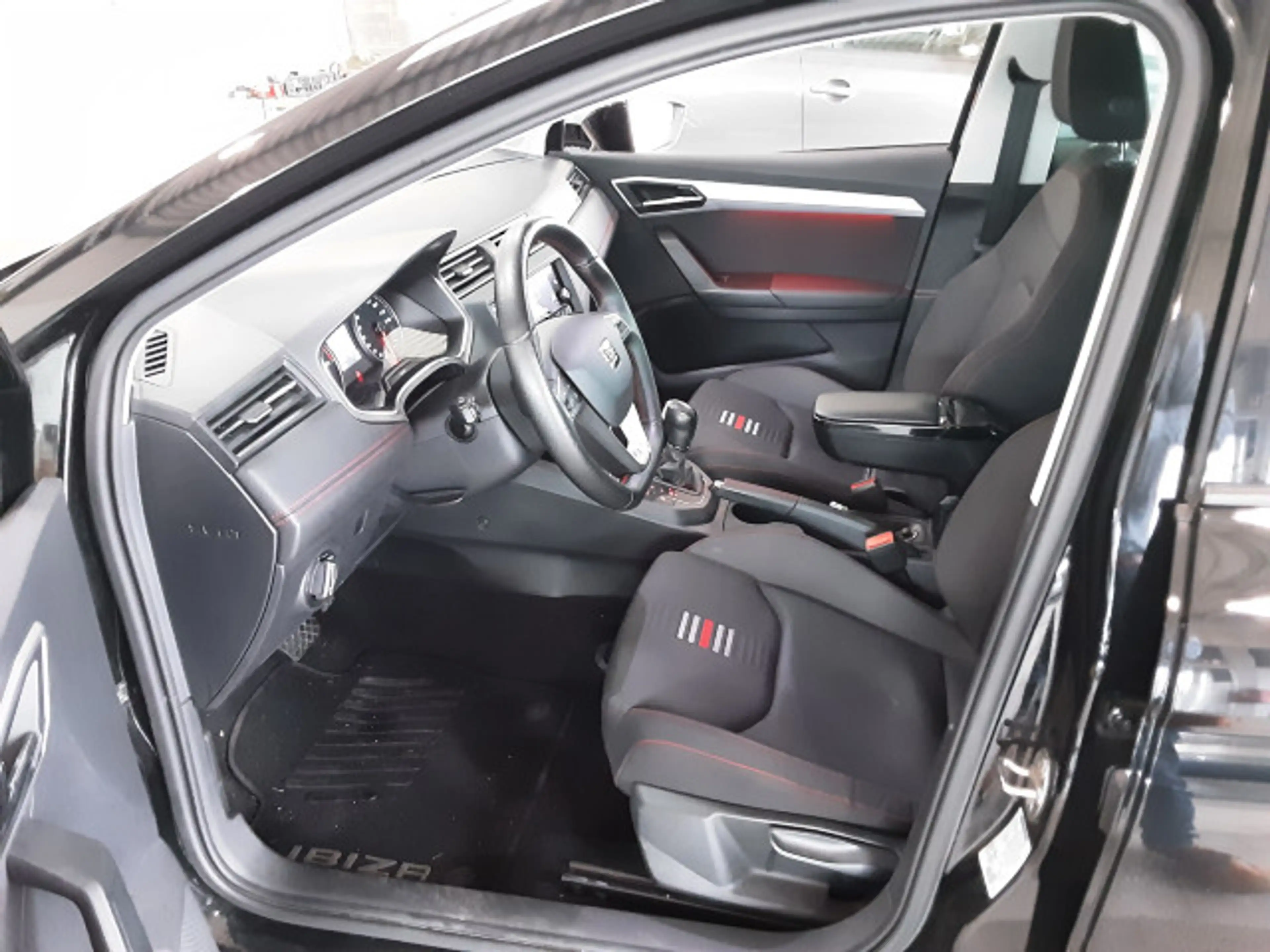 SEAT Ibiza 1.0 TSI FR DSG LED CAM Pano Navi PDC — photo 6