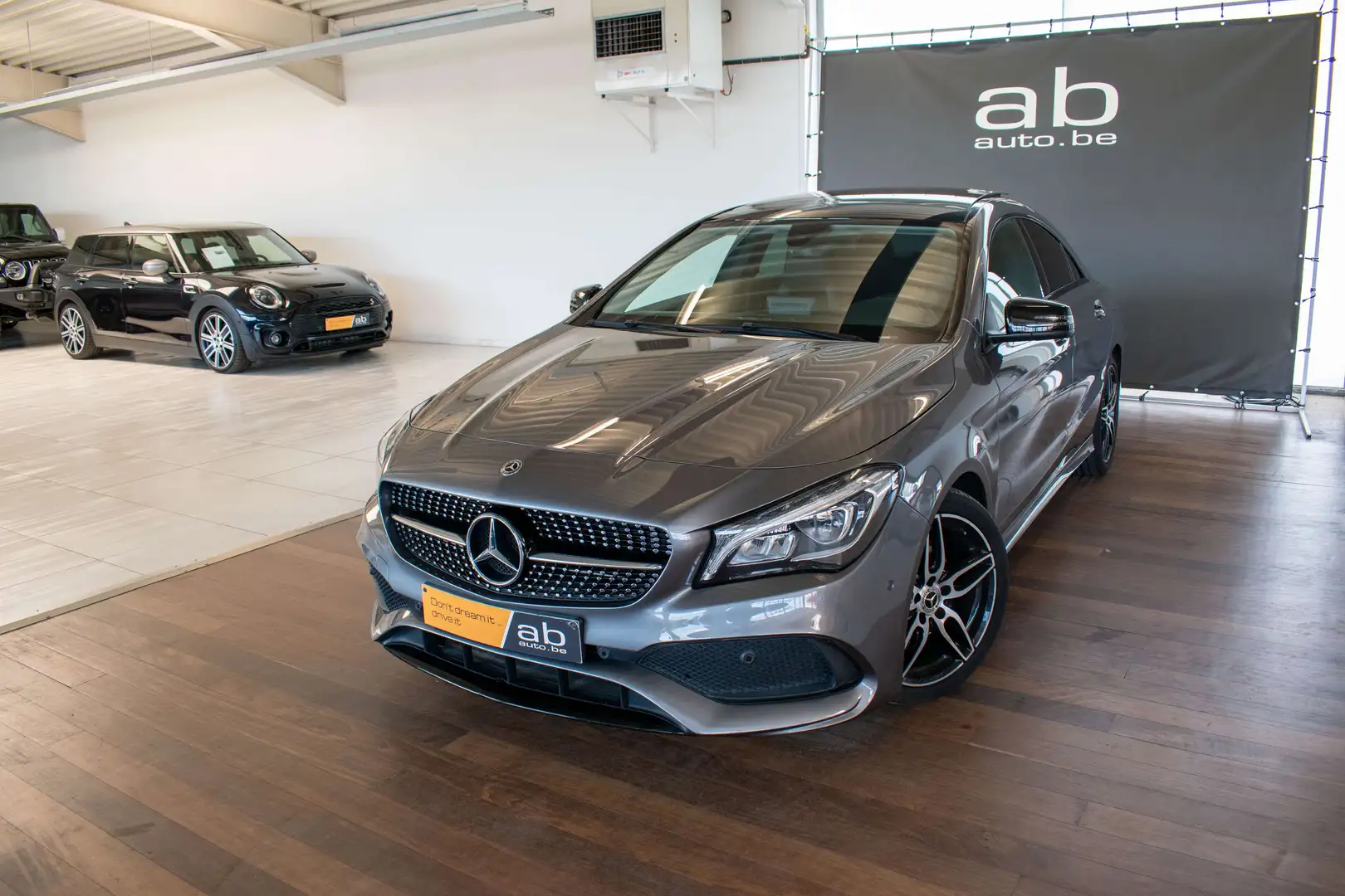 Mercedes-Benz CLA 180 BERLINE,AMG-LINE, PANO, CAMERA, BT, LED,ZETELVERW Gris - 2