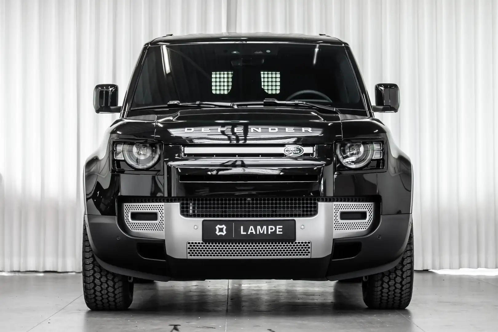 Land Rover Defender 110 D250 S Hard Top Lichte Vracht 3-Zit Trekhaak Zwart - 2