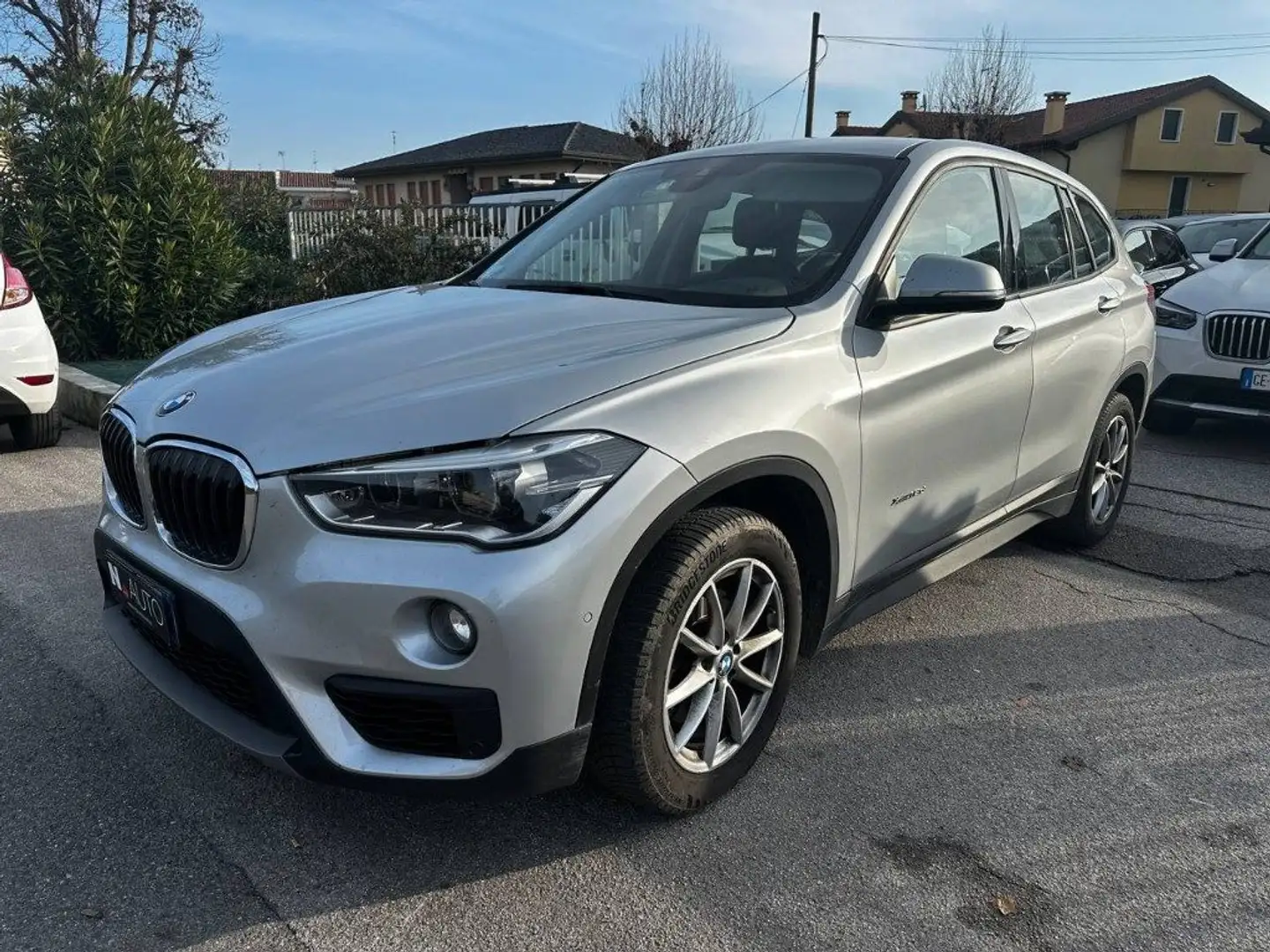 BMW X1 xDrive18d Advantage Grau - 1