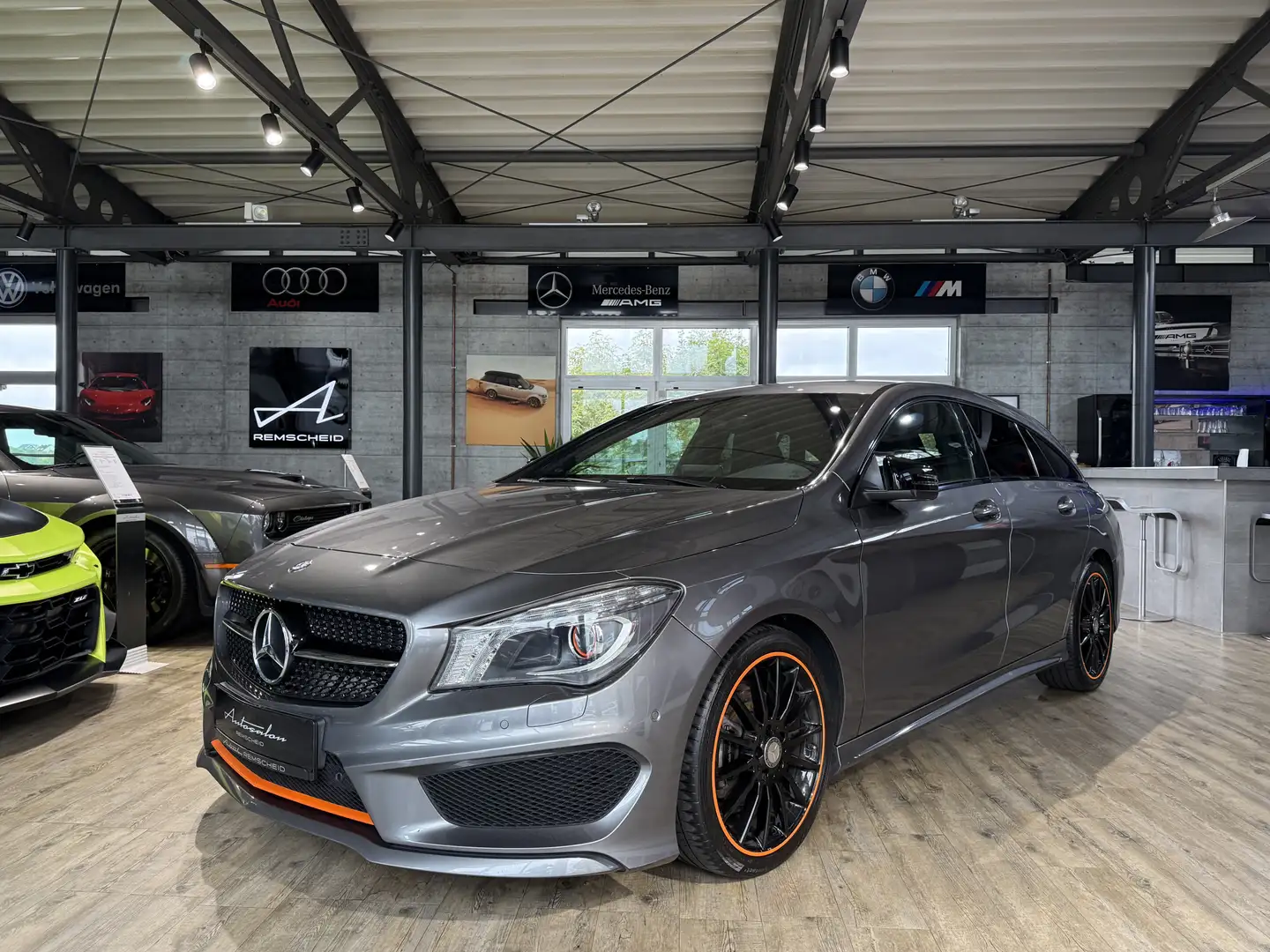 Mercedes-Benz CLA 200 Orange Art Ed. AMG Line Gris - 1