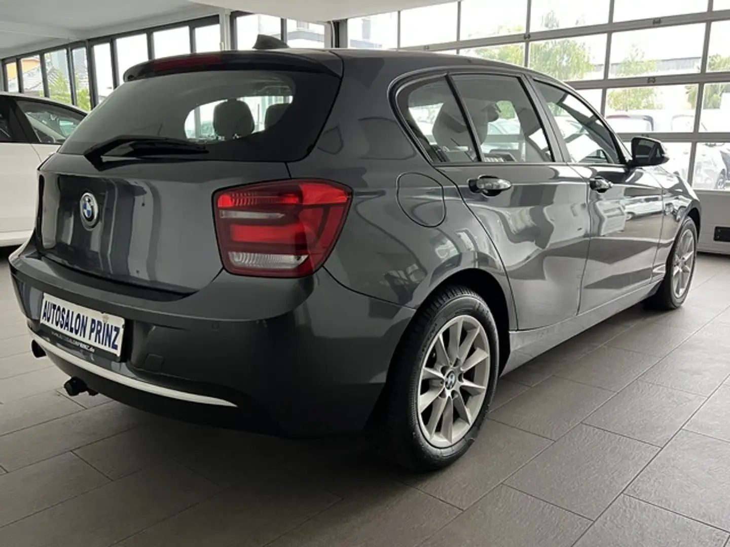 BMW 118 i AUTOM NAVI KLIMAA PDC ALLWETTER T.LEDER LM Grau - 2