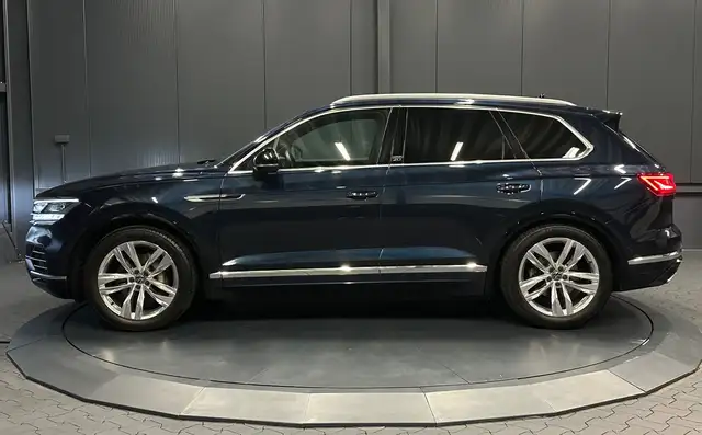 Volkswagen Touareg view 2