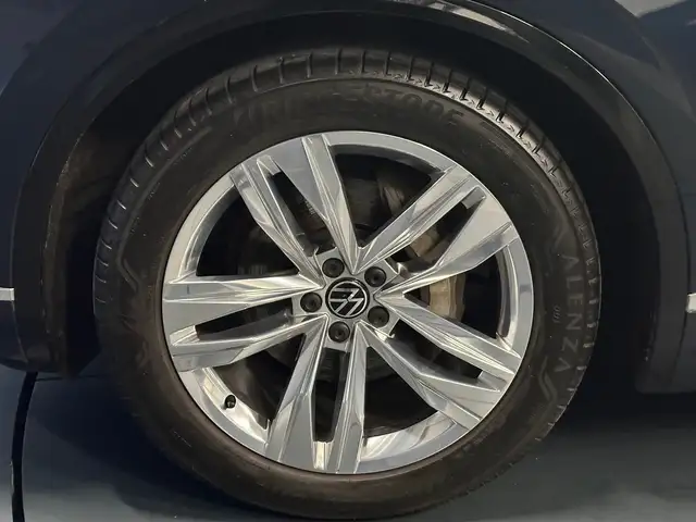 Volkswagen Touareg view 9