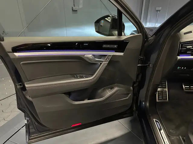 Volkswagen Touareg view 14