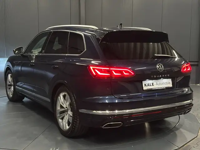 Volkswagen Touareg view 3