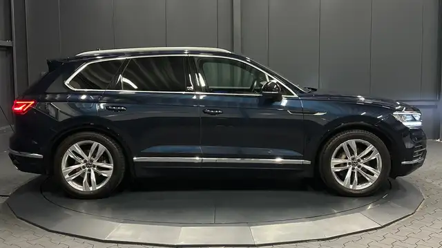 Volkswagen Touareg view 6