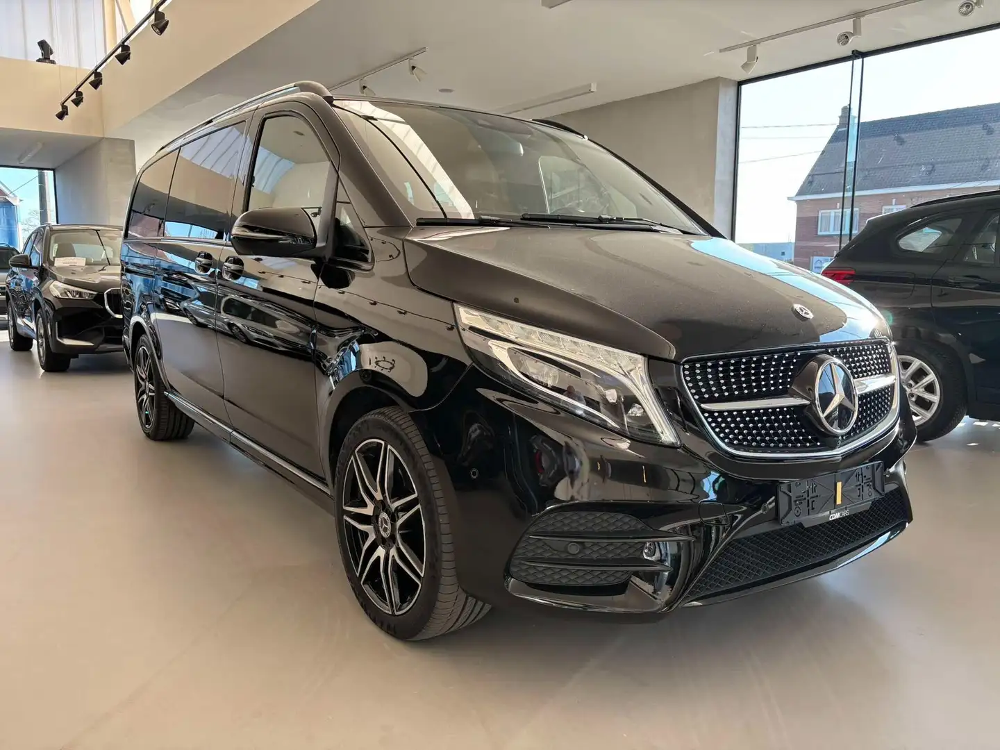 Mercedes-Benz V 300 AMG Line 360° Burmester Night LICHTE VRACHT Zwart - 1