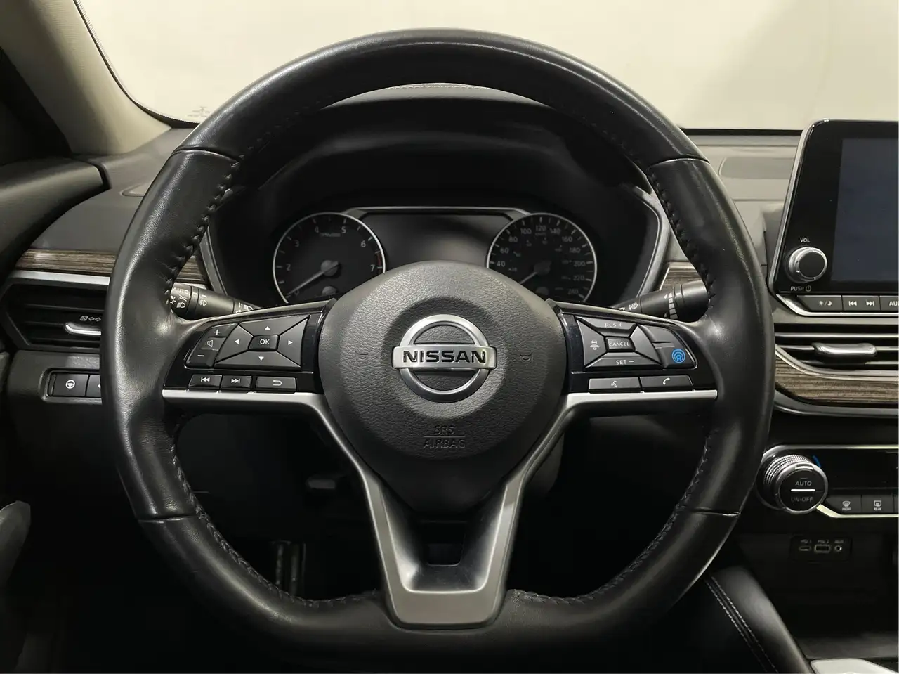 Nissan Altima снимка Nissan Altima