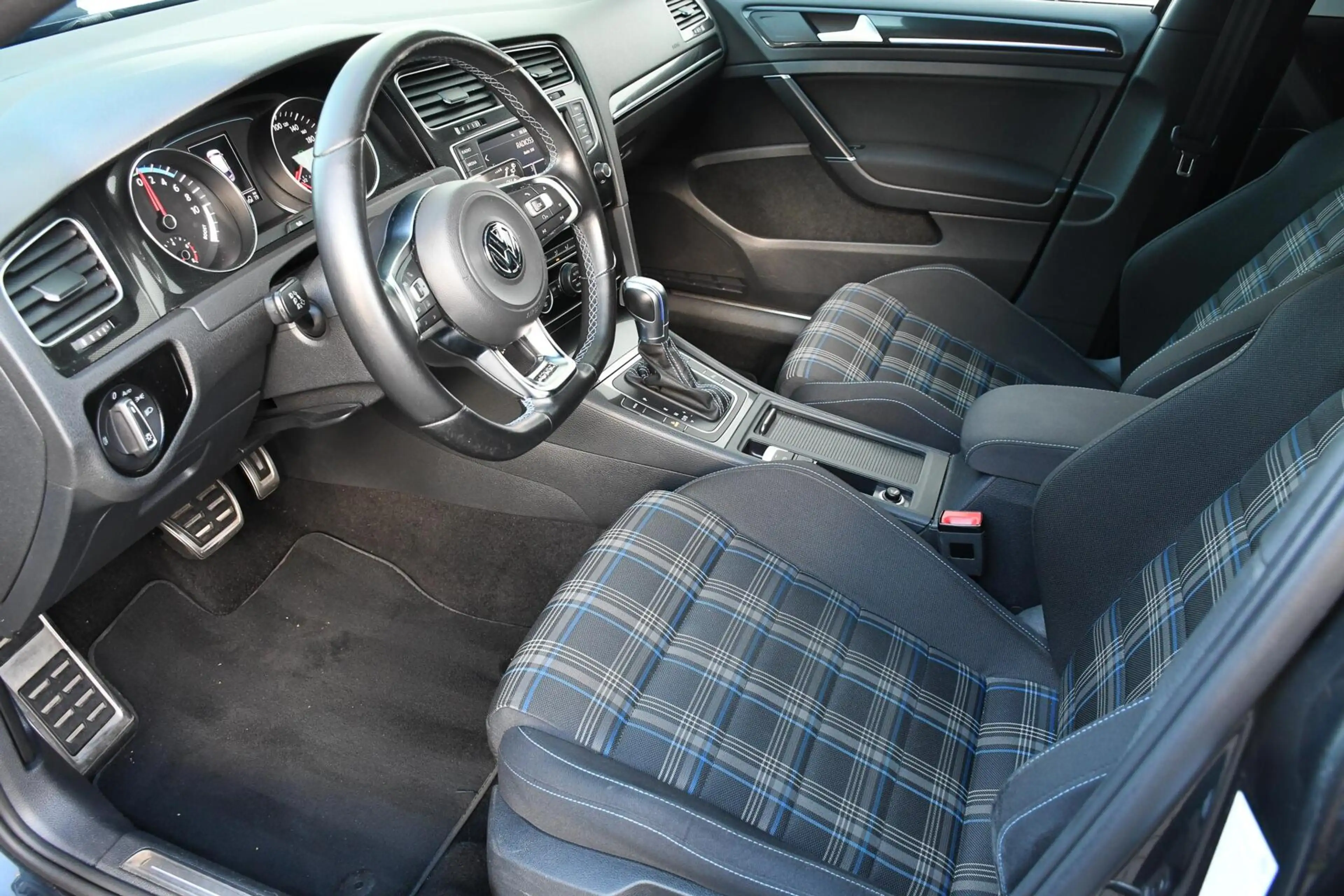 Volkswagen Golf GTE 1.4 TSI — photo 4