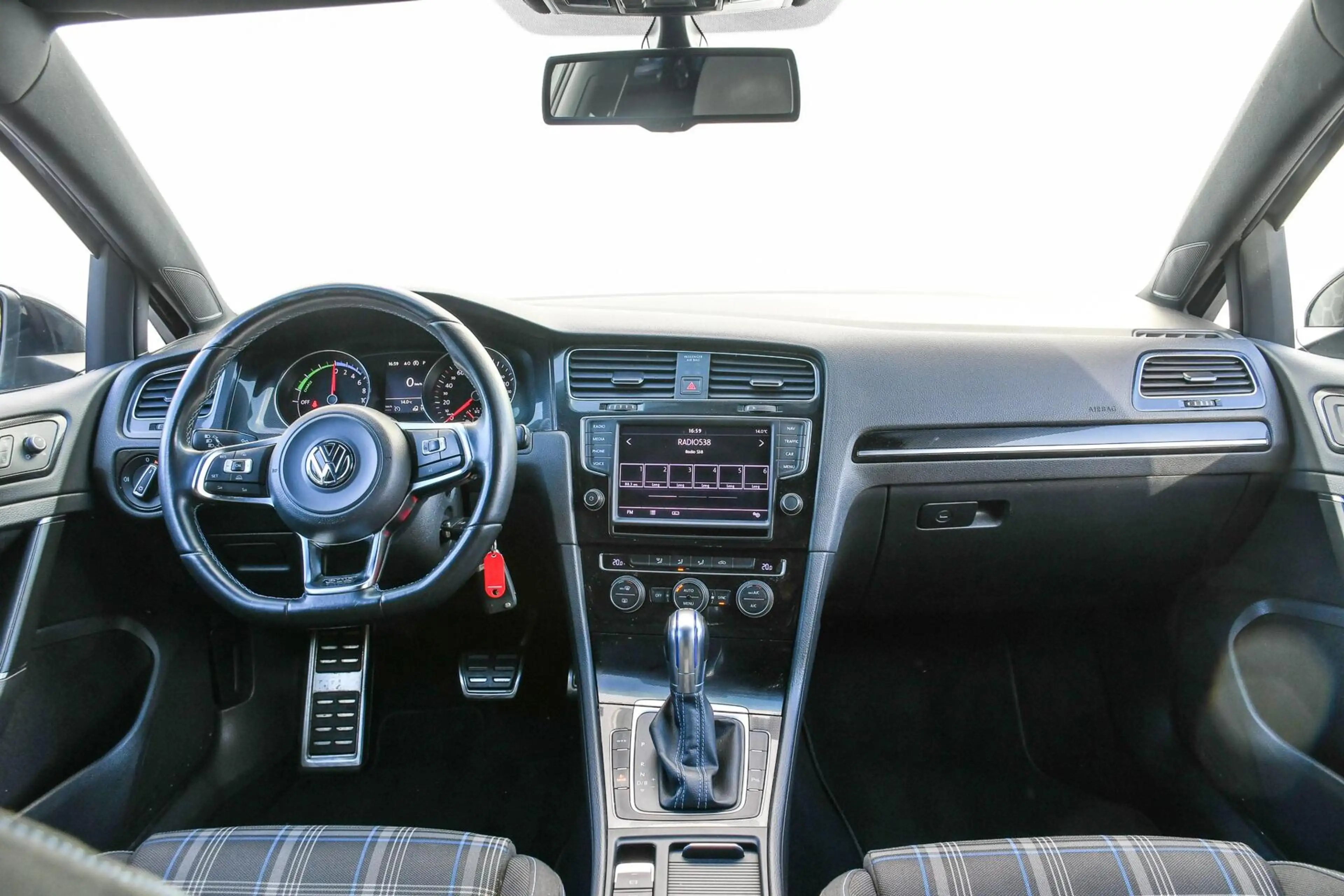 Volkswagen Golf GTE 1.4 TSI — photo 19